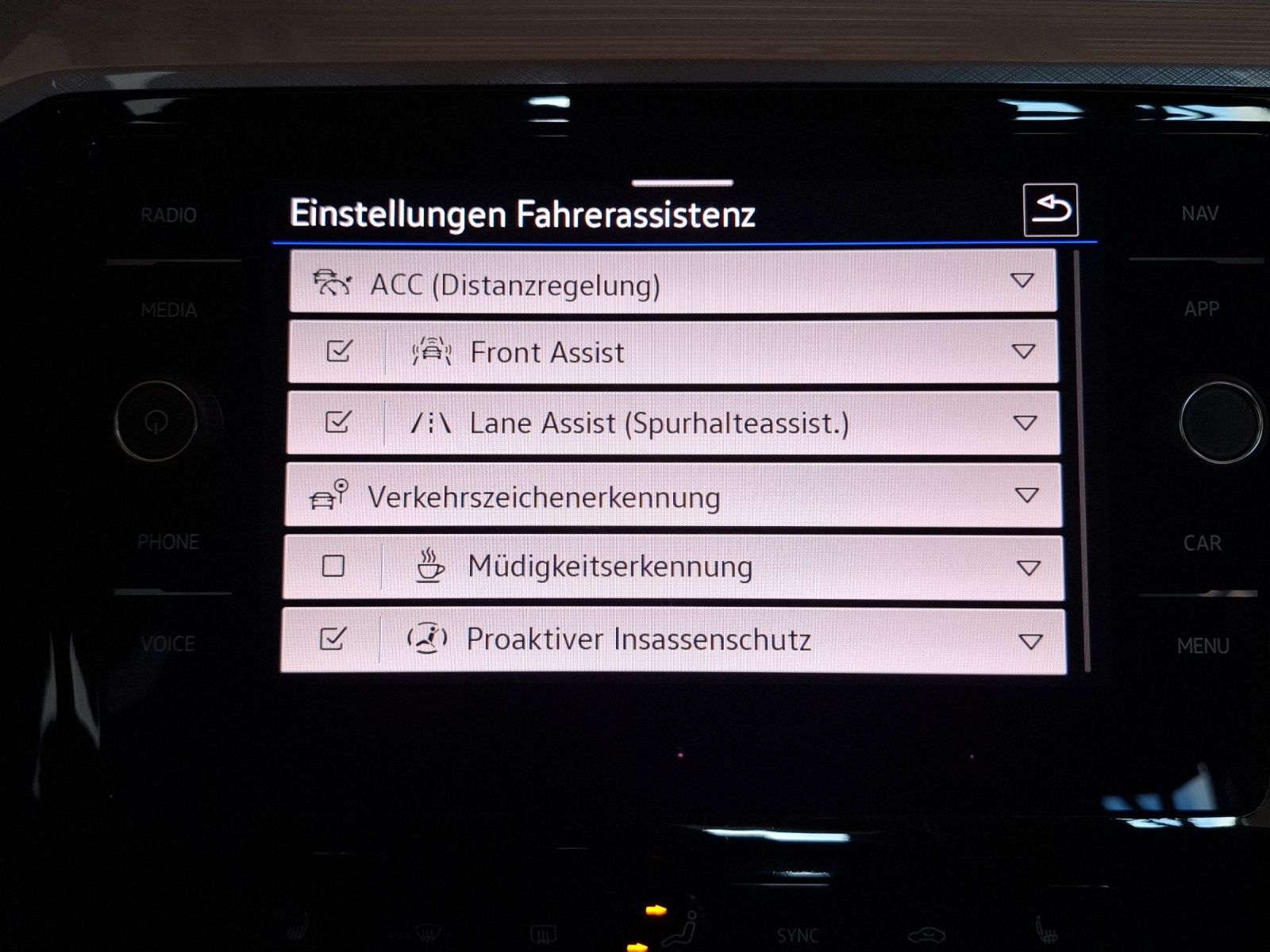 Fahrzeugabbildung Volkswagen Passat Variant TDI Business DSG LED Navi ACC RFK
