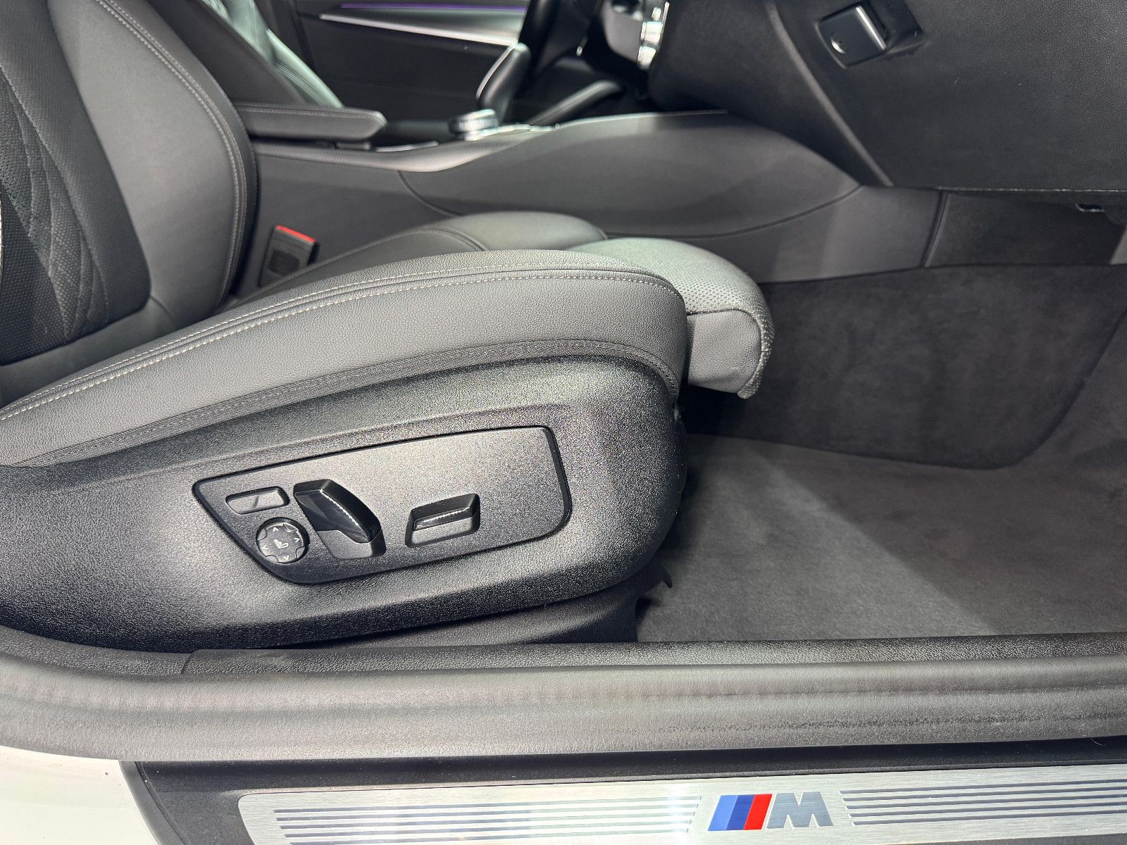 Fahrzeugabbildung BMW 530 d xDrive M Sport|360°|LASER|HUD|