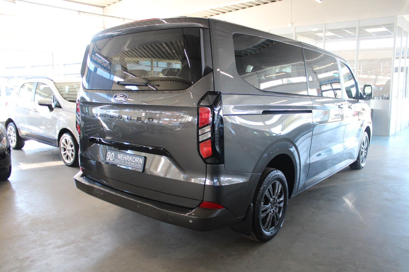 Fahrzeugabbildung Ford Tourneo Custom L2 8-Sitz Titanium Aut. LED PANO