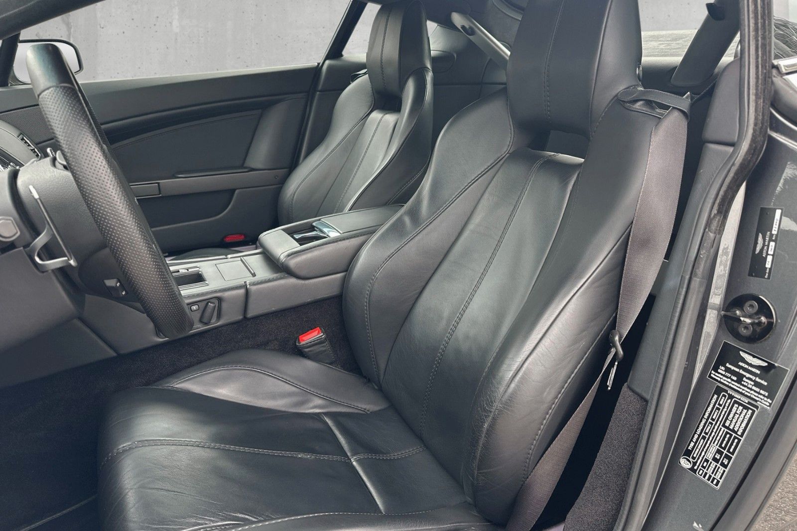 Fahrzeugabbildung Aston Martin V8 Vantage 4.7l
