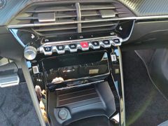 Fahrzeugabbildung Peugeot 2008 GT Pure Tec 130 EAT8, Schiebedach, Navi