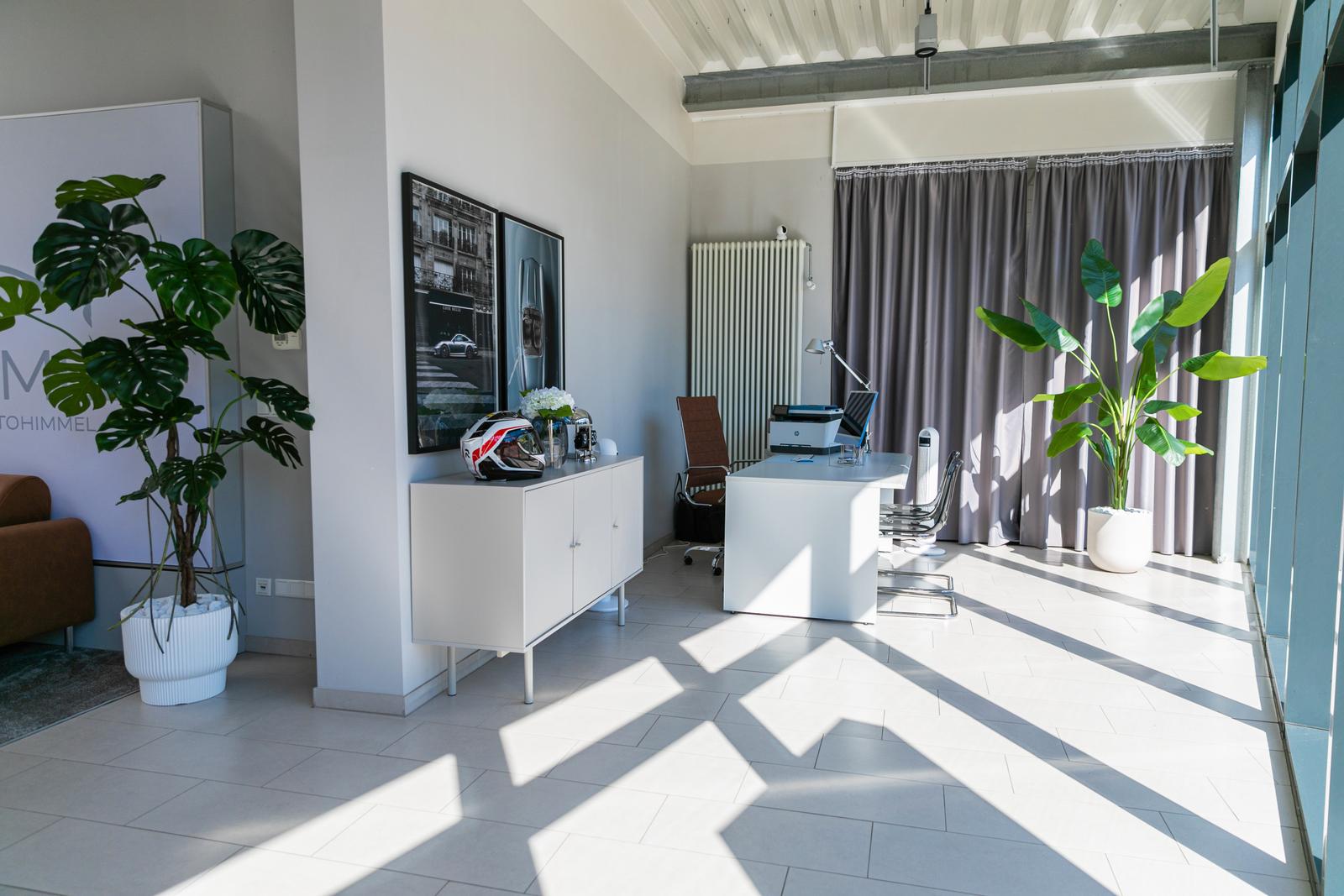 showroom-image-top