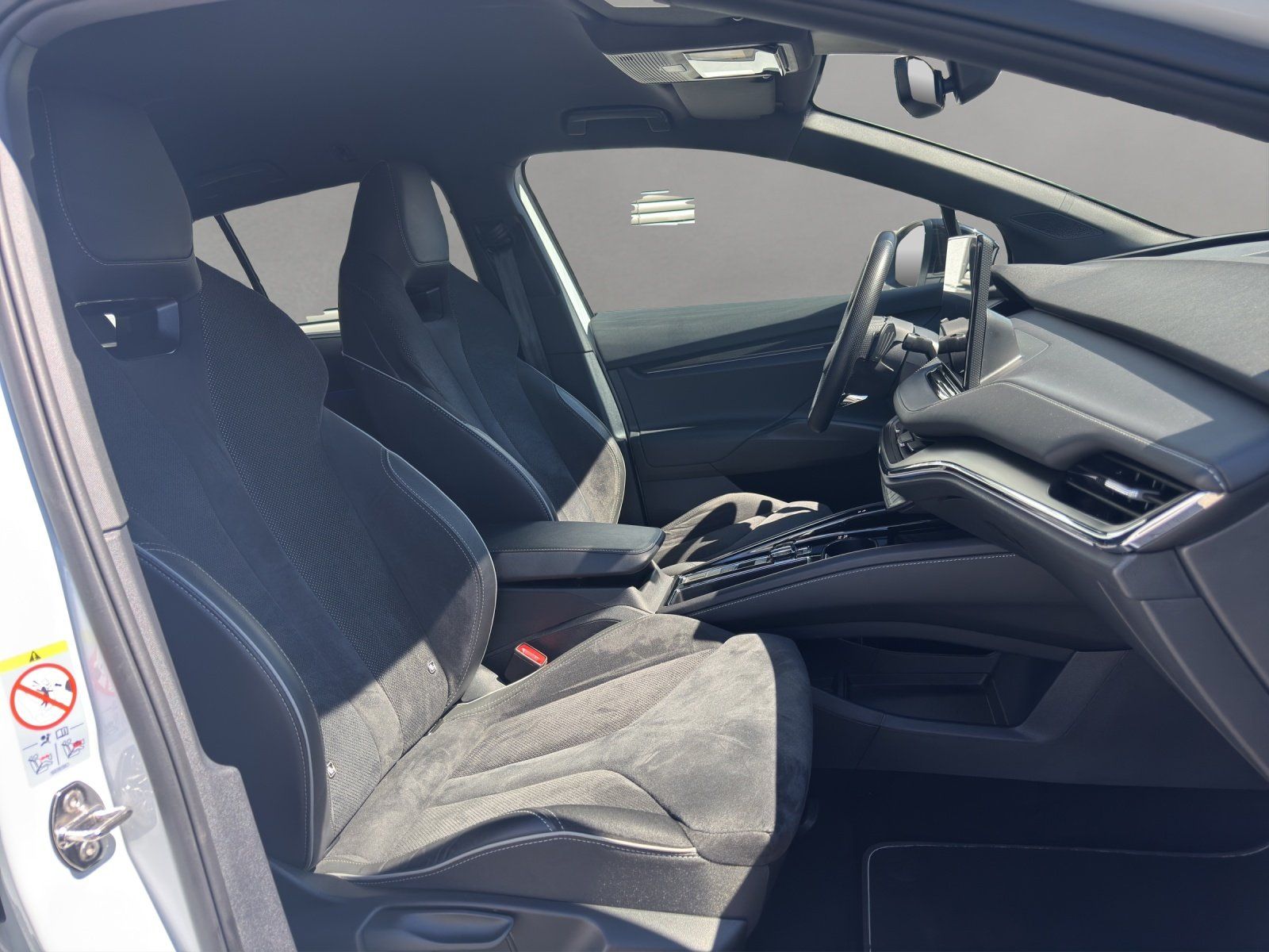 Fahrzeugabbildung SKODA Enyaq iV 80x Sportline/WÄRMEPUMPE/ACC/KAMERA/SHZ