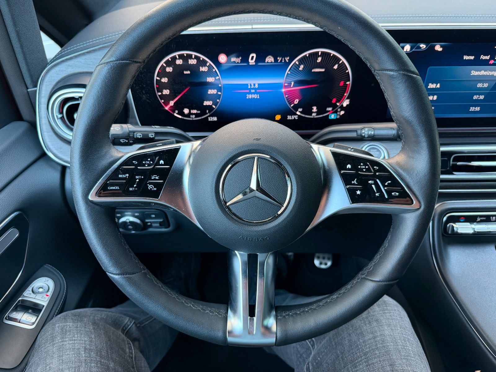 Fahrzeugabbildung Mercedes-Benz V 300 d AVA 4MATIC Liege AHK2,5to AIRMATIC Stdh