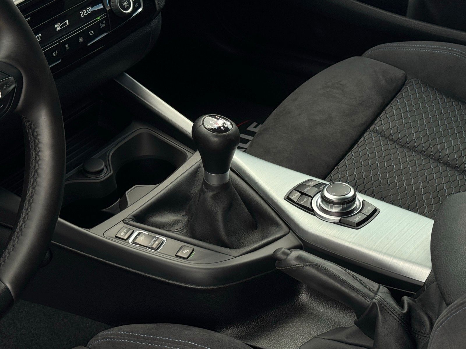 Fahrzeugabbildung BMW M140i Aero REMUS HIFI PDC KZG Keyless Alcantara