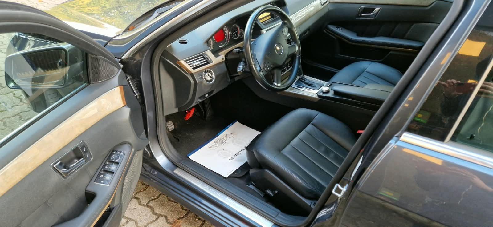 Mercedes-Benz E220 2011 — photo 11