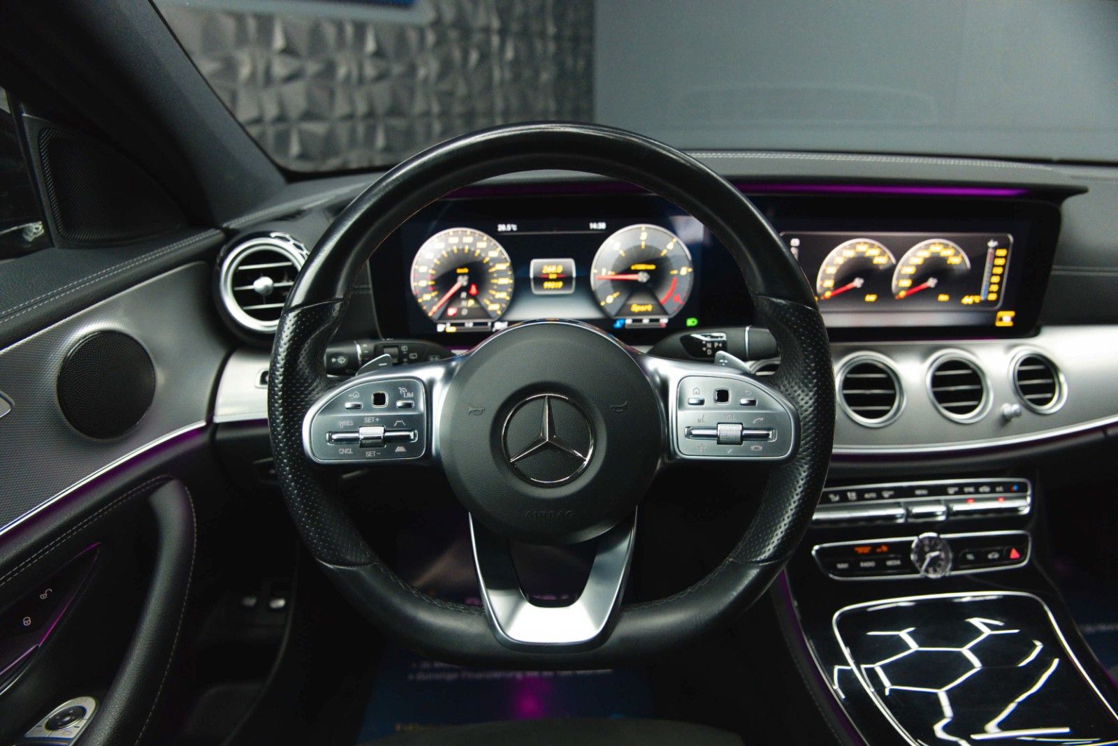 Fahrzeugabbildung Mercedes-Benz E 400d T 4Matic AMG Night-Paket ACC Widescreen