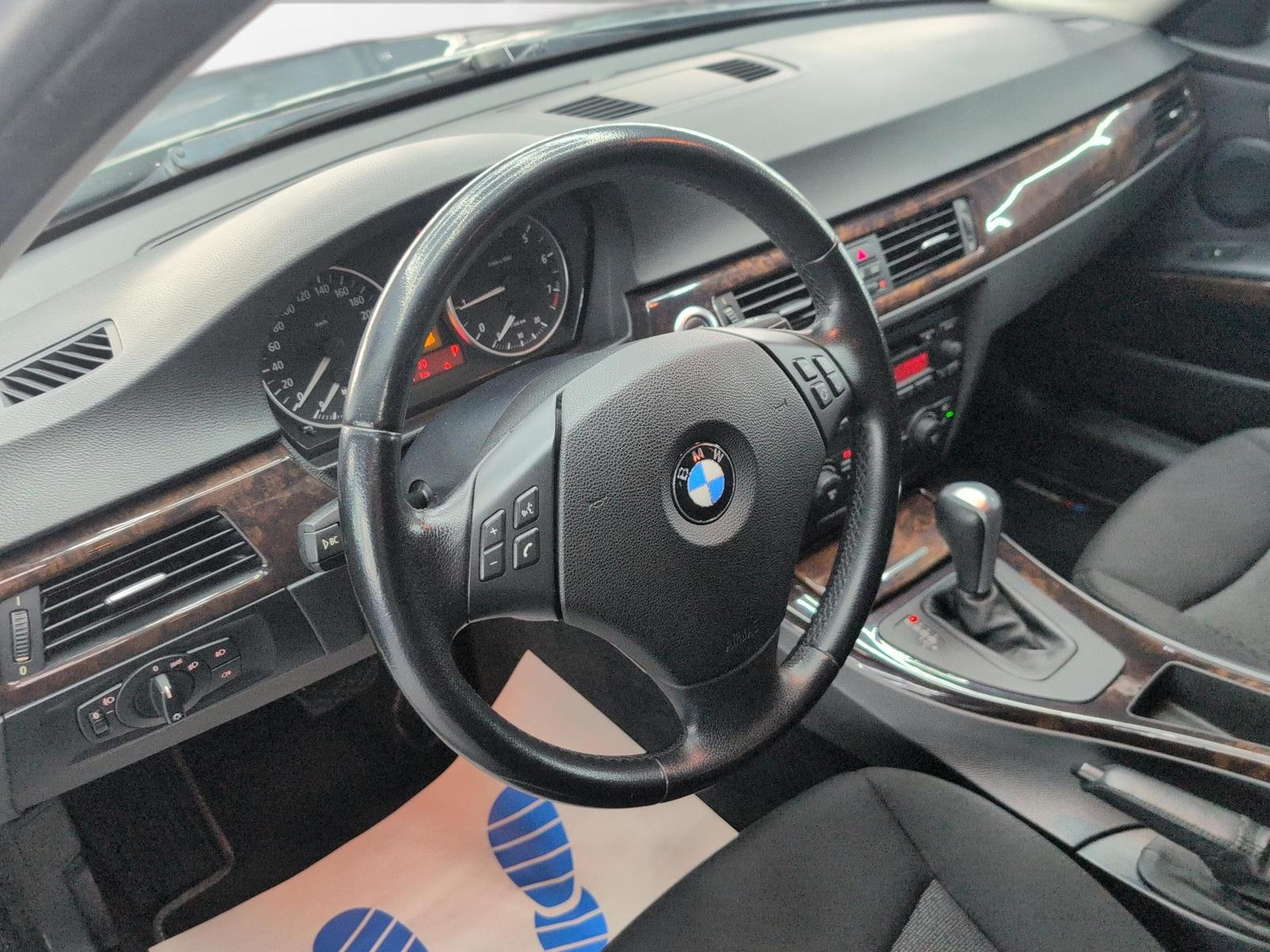 BMW 330xi Touring 258 ch 6 cylindres xDrive • Boîte auto • Toit pano • Xénon • Attelage
