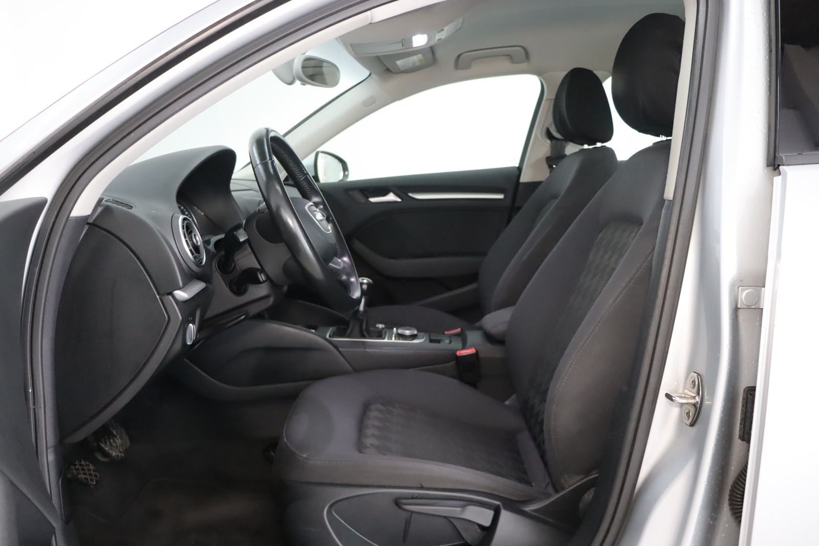 Fahrzeugabbildung Audi A3 1.4 TFSI Ambiente Sportback * Navi * Bi-Xenon