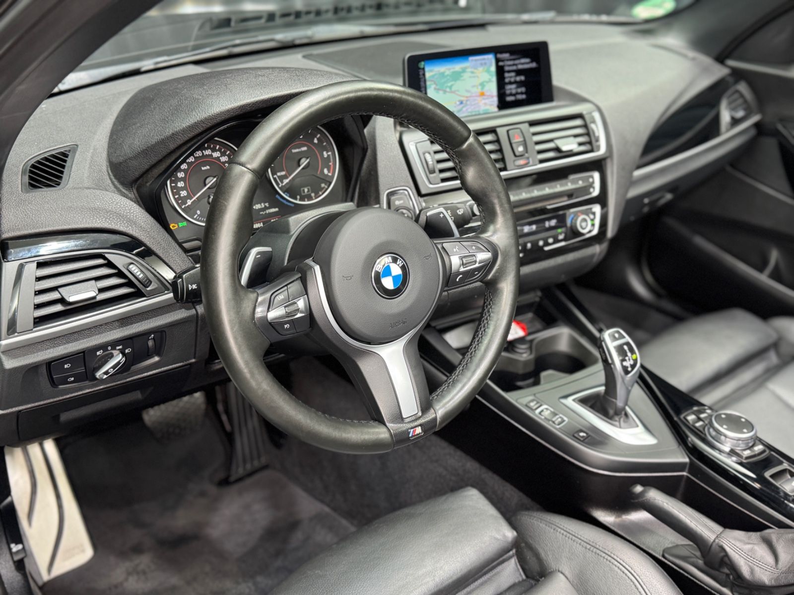 Fahrzeugabbildung BMW 220d Cabrio M Sport|LEDER|NAVI|AUTOMATIK|AHK|