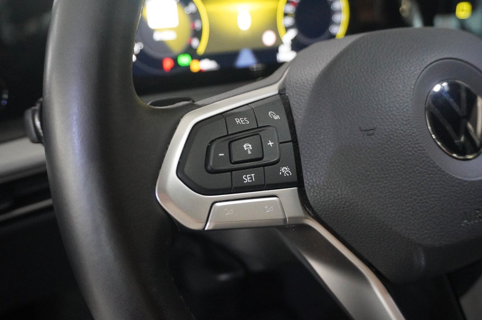 Fahrzeugabbildung Volkswagen Golf VIII Lim. 1.0 E-TSI DSG LIFE NAVI/LED/DAB+