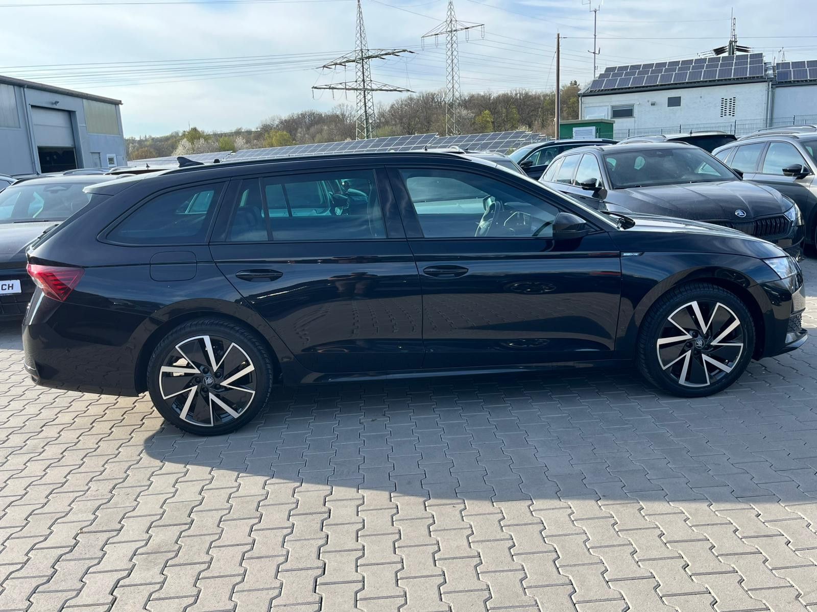 Fahrzeugabbildung SKODA Octavia 1.5 DSG Sportline PANO*MATRIX*AHK*5J.GAR
