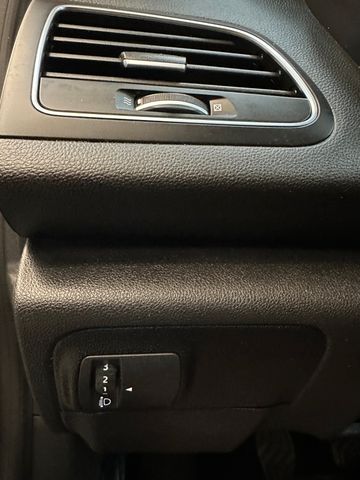 Renault Megane IV Grandtour Play *Navi*AHK*Sitzheiz.*