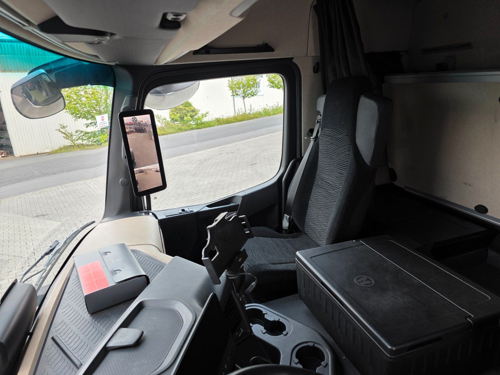 Fahrzeugabbildung Mercedes-Benz Actros 1843 LS 4x4 HAD Kipphydraulik 4 STÜCK