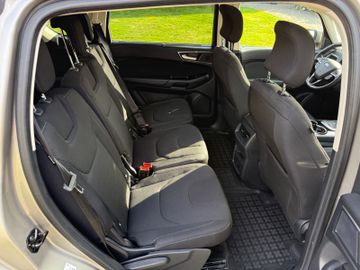 Ford S-Max - 11