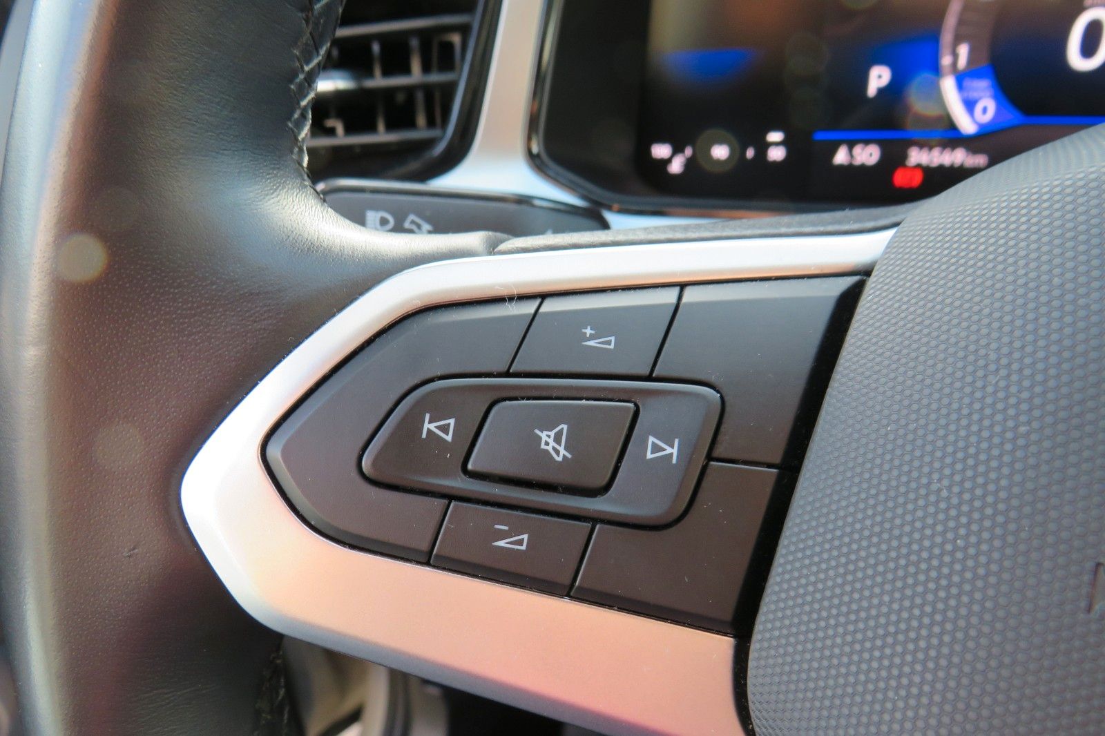 Fahrzeugabbildung Volkswagen T-Roc Life DSG AHK NAVI SITZH. APP-CON. LED 1Hd