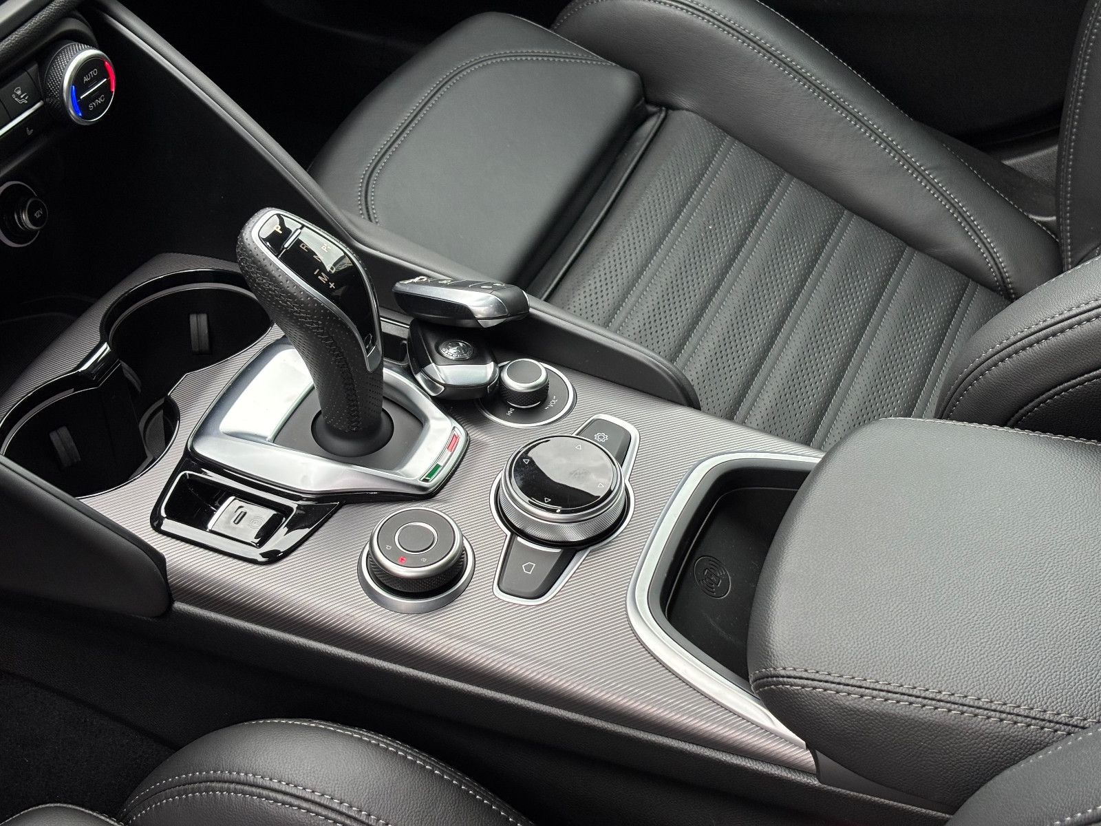 Fahrzeugabbildung Alfa Romeo Giulia Veloce Q4/ACC/MEMORY/KAMERA/NAVI/SOUND/