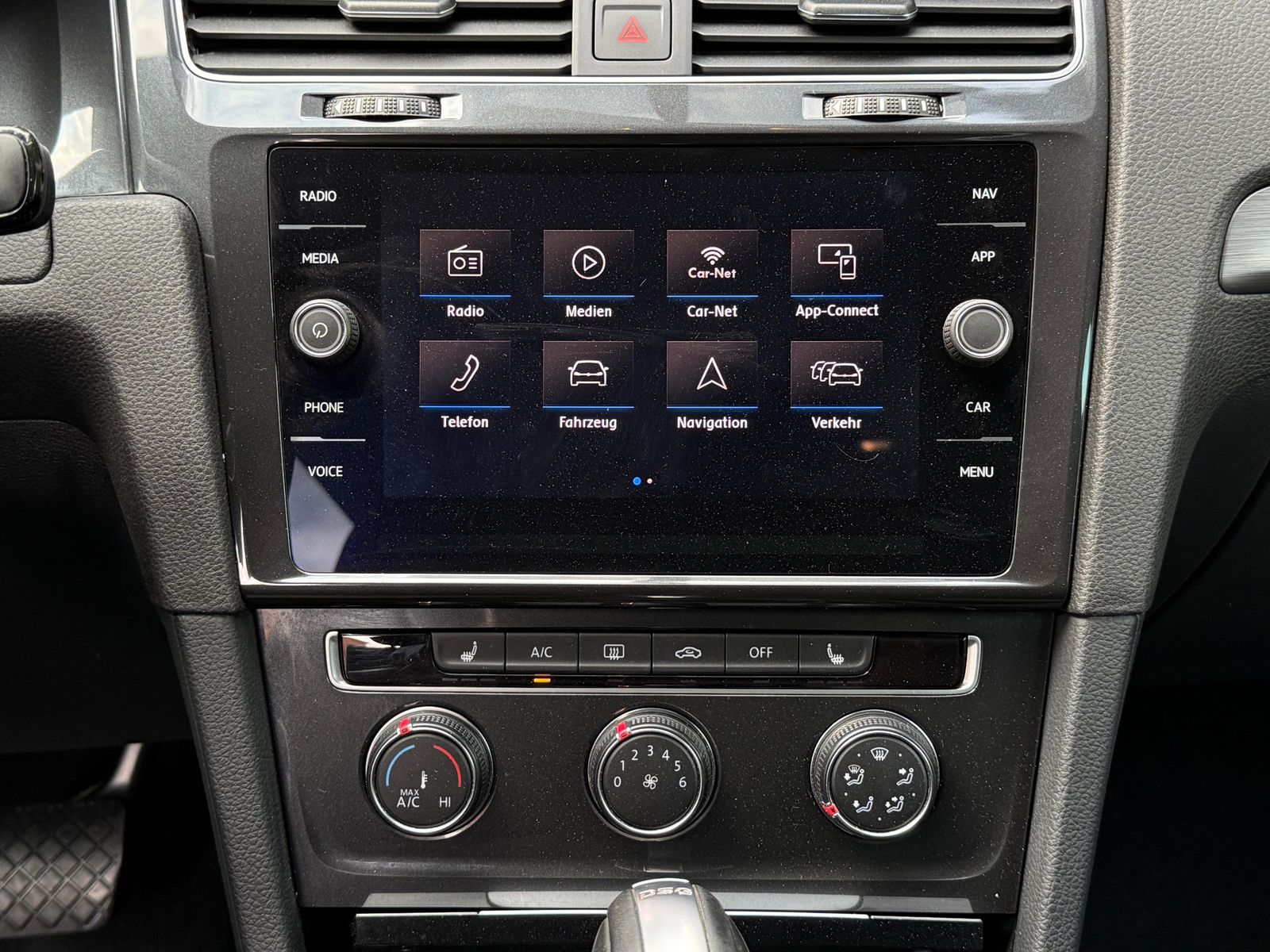 Fahrzeugabbildung Volkswagen Golf 1.6 TDI DSG Lim Comfortline NAV+SHZ+PDC+MFL
