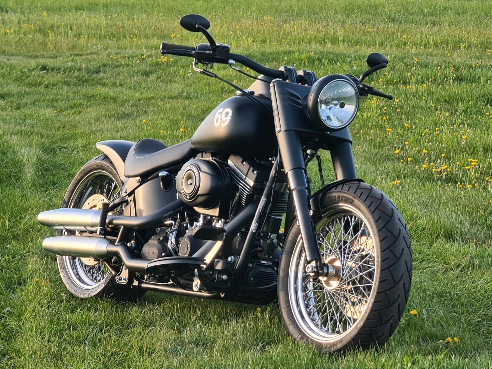 Harley-Davidson Fat Boy S 110  - Umbau - schwarz-tief-breit-dt.