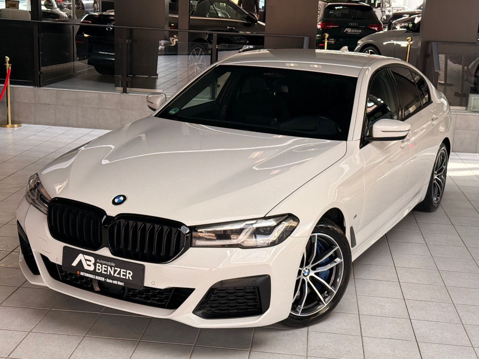 Fahrzeugabbildung BMW 530 d XDriveM Sport/M-PAKET/HARMAN-KARDON/AMBIE