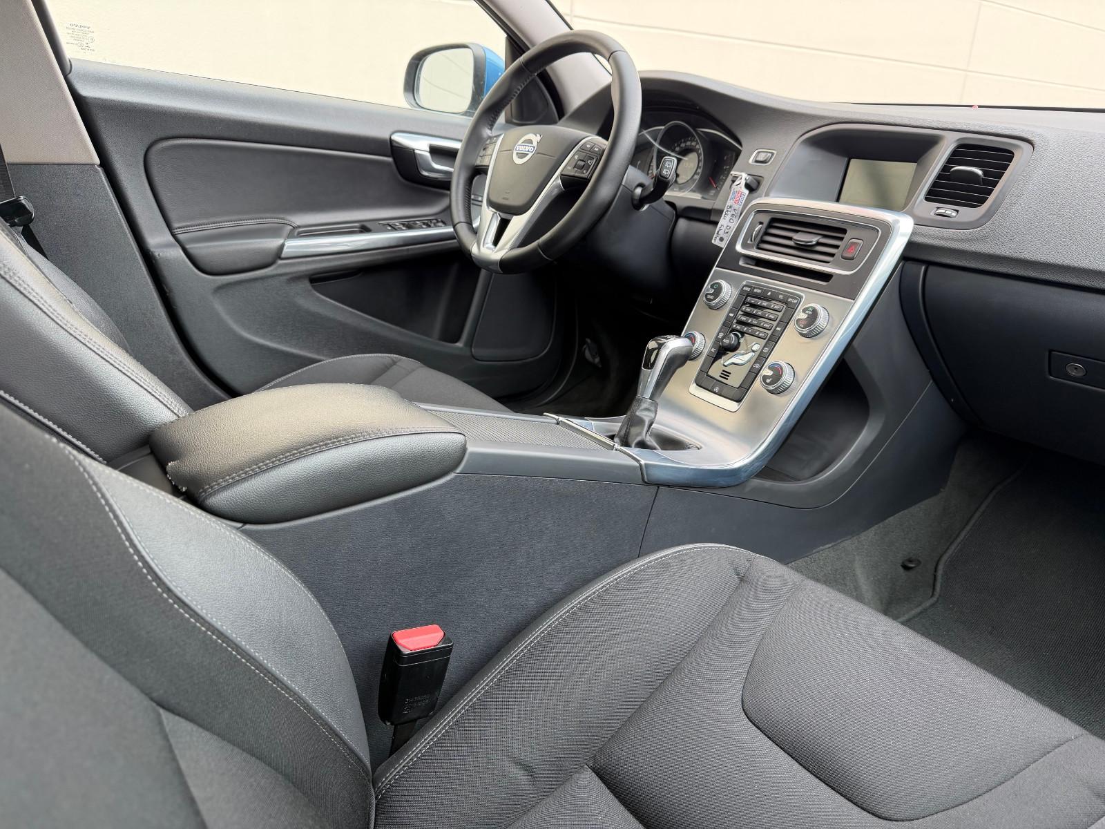 Volvo V60 D3 Momentum - XENON + SHZ + ZR NEU