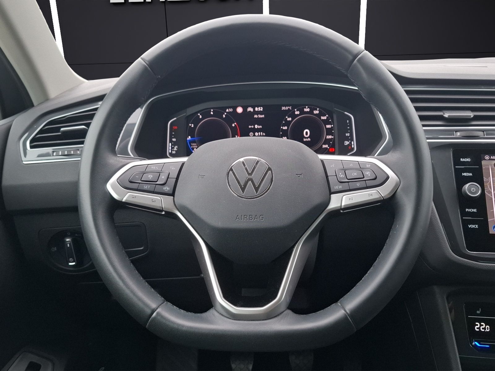 Fahrzeugabbildung Volkswagen Tiguan TSI Life LED Navi AID ACC PDC SHZ