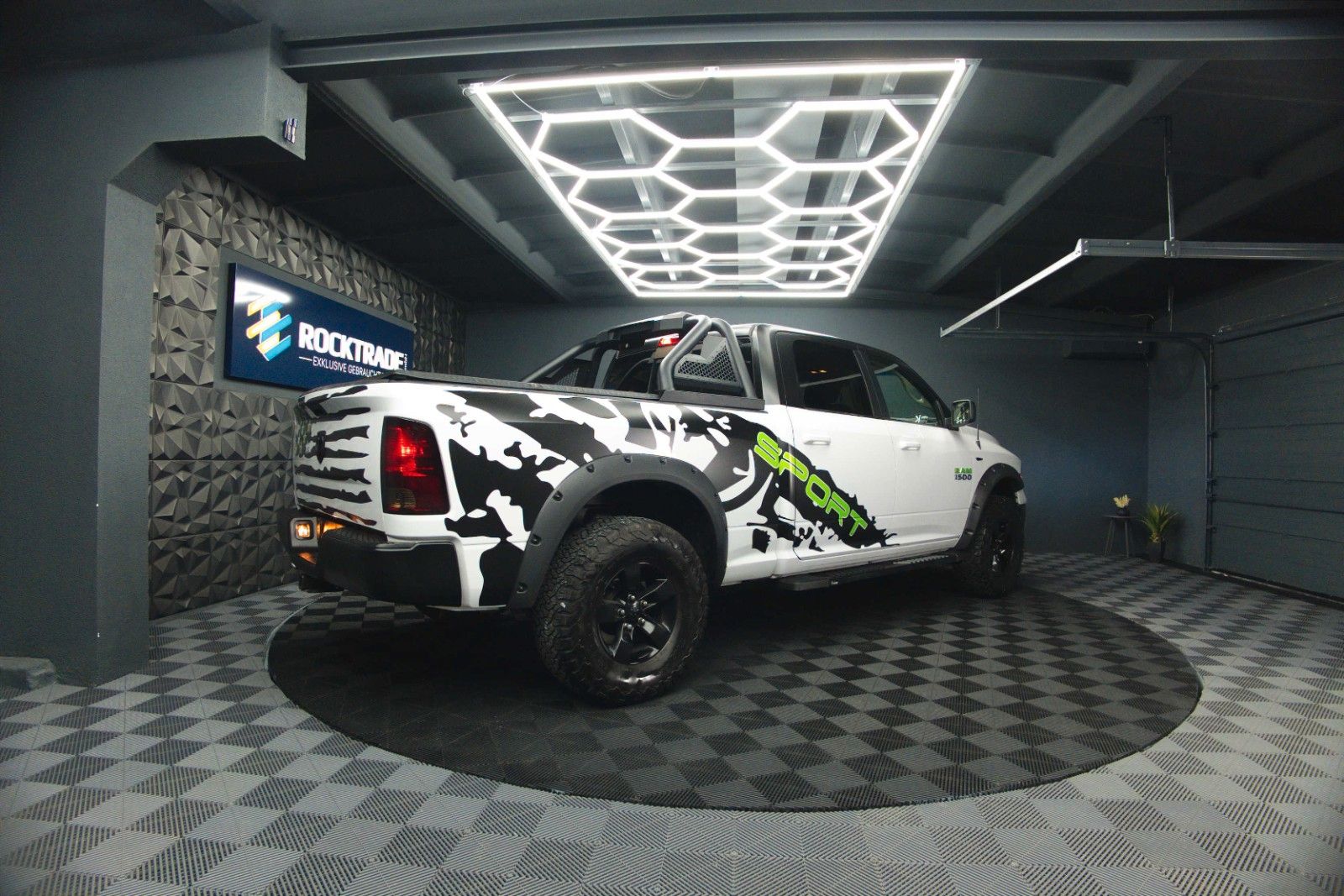 Fahrzeugabbildung Dodge RAM 5.7 V8 HEMI 4x4 OFFROAD Night-Paket LONGBED