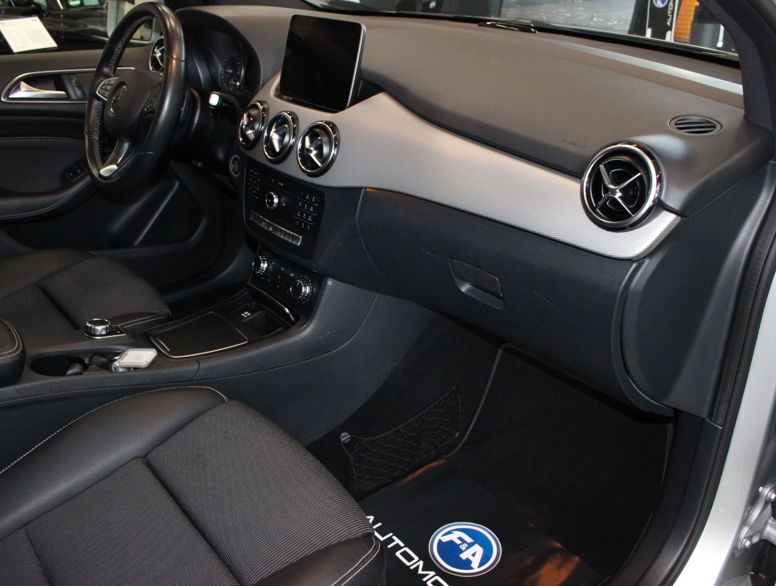 Fahrzeugabbildung Mercedes-Benz B 200 Urban Pano+Distronic+AHK schwenkb.+Sitzhzg