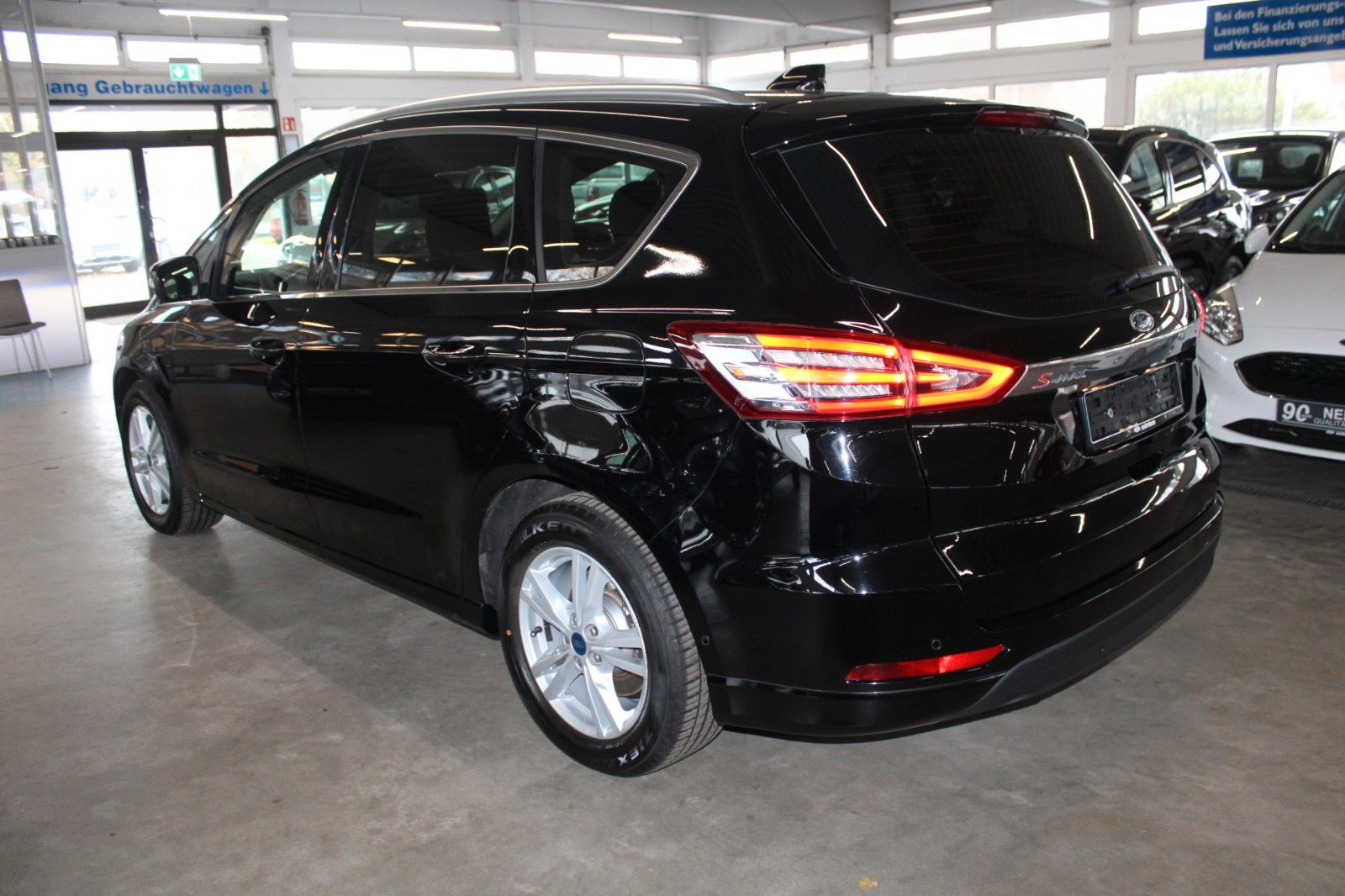 Fahrzeugabbildung Ford S-Max Titanium Automatik 7-Sitze AHK ACC CAM LED