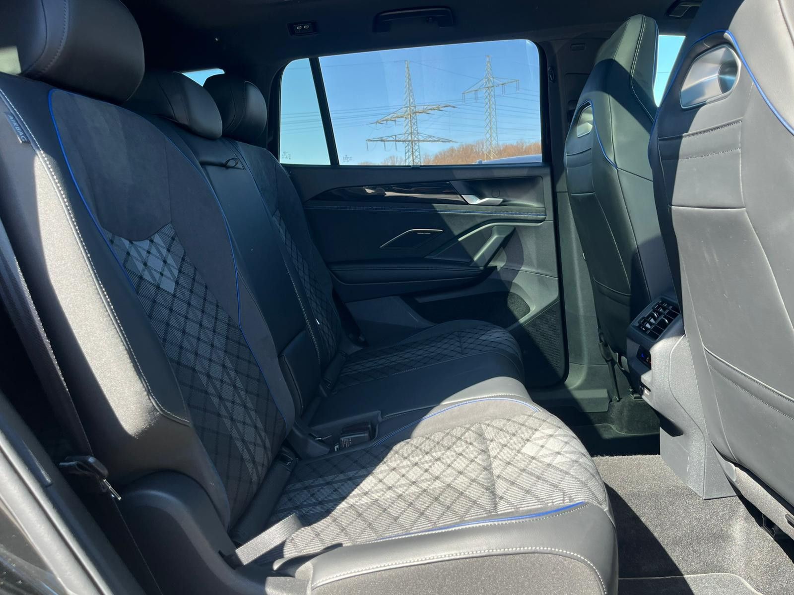 Image du véhicule Volkswagen Tayron 2.0 TDI 4M R-Line 7Si*MATRIX*AHK*PANO*HUD