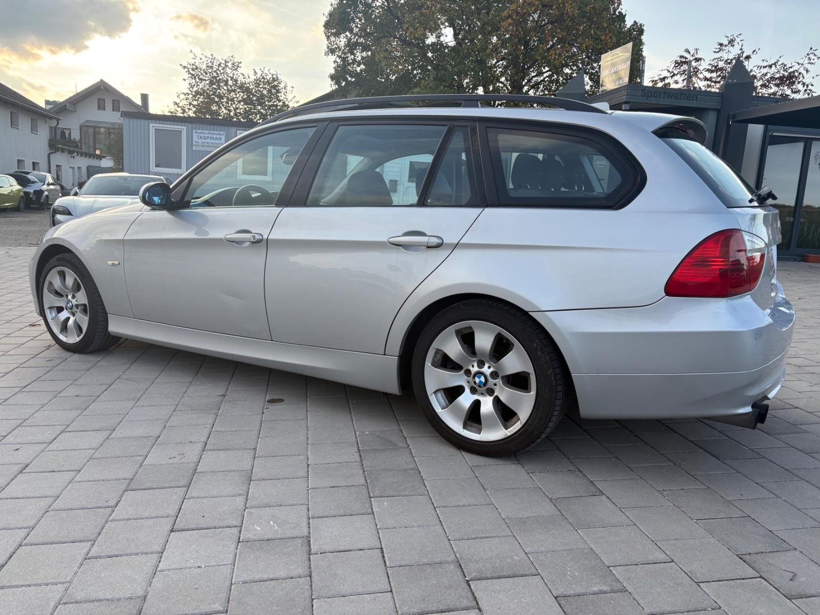 BMW 330xi Touring 272 ch 6 cylindres xDrive • Boîte manuelle 6 • Toit pano • GPS • Xénon • Radars AV/AR
