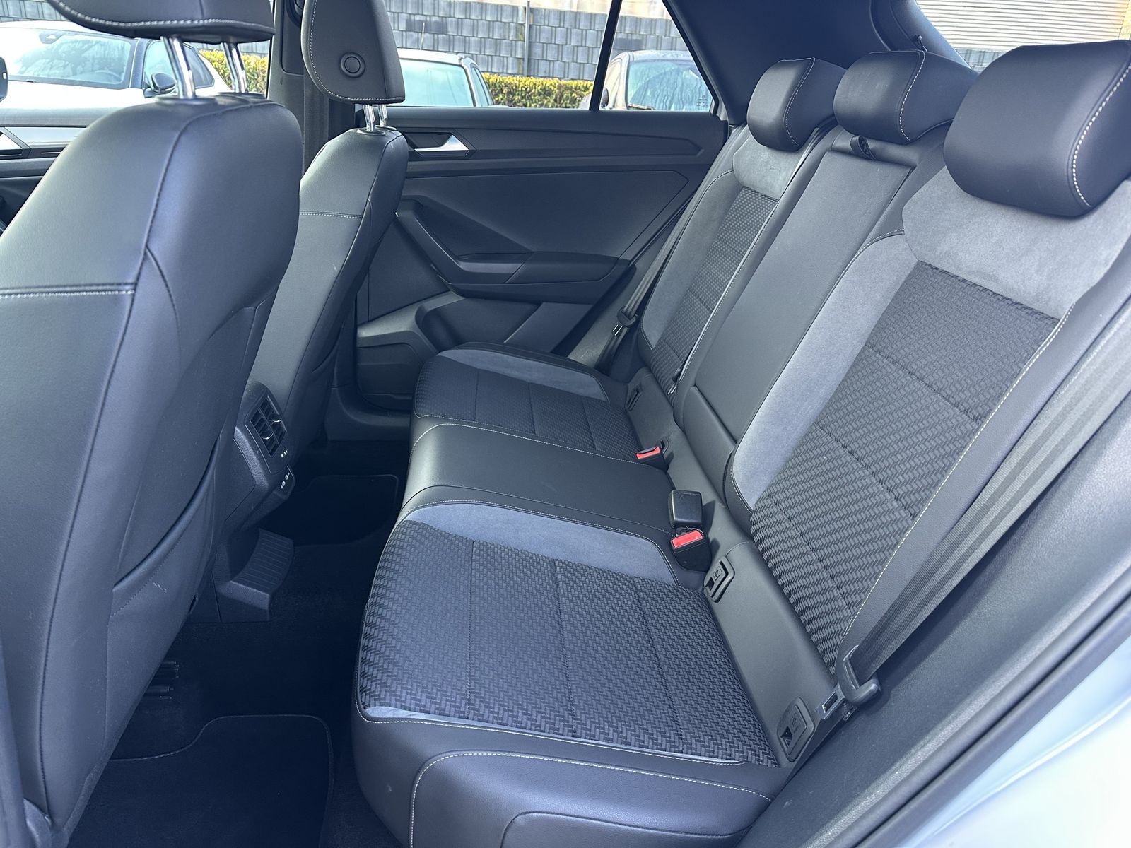 Fahrzeugabbildung Volkswagen T-Roc 2.0 TSI DSG 4M R-Line NAV+LED+PANO+AHK+ACC