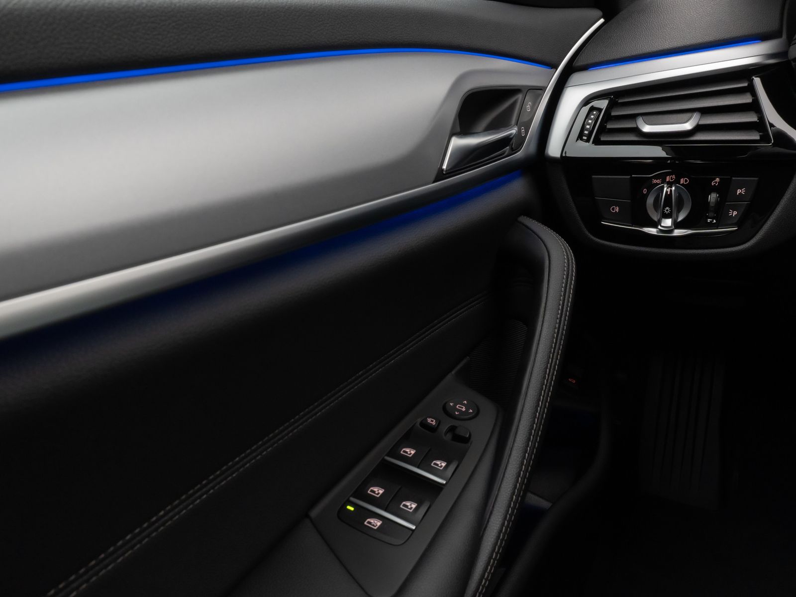 Fahrzeugabbildung BMW 520d Kamera DAB 4xKlima Leder M Sport AHK Alarm