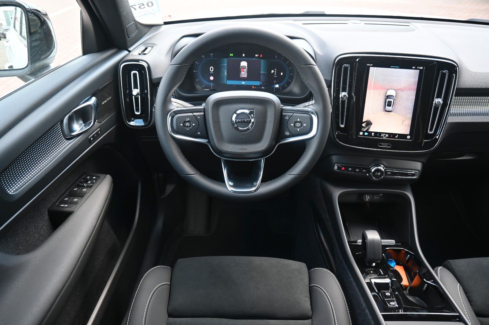 Fahrzeugabbildung Volvo XC40 B4 DKG Plus Dark*H&K*FSHZG*360°*ACC*AHK