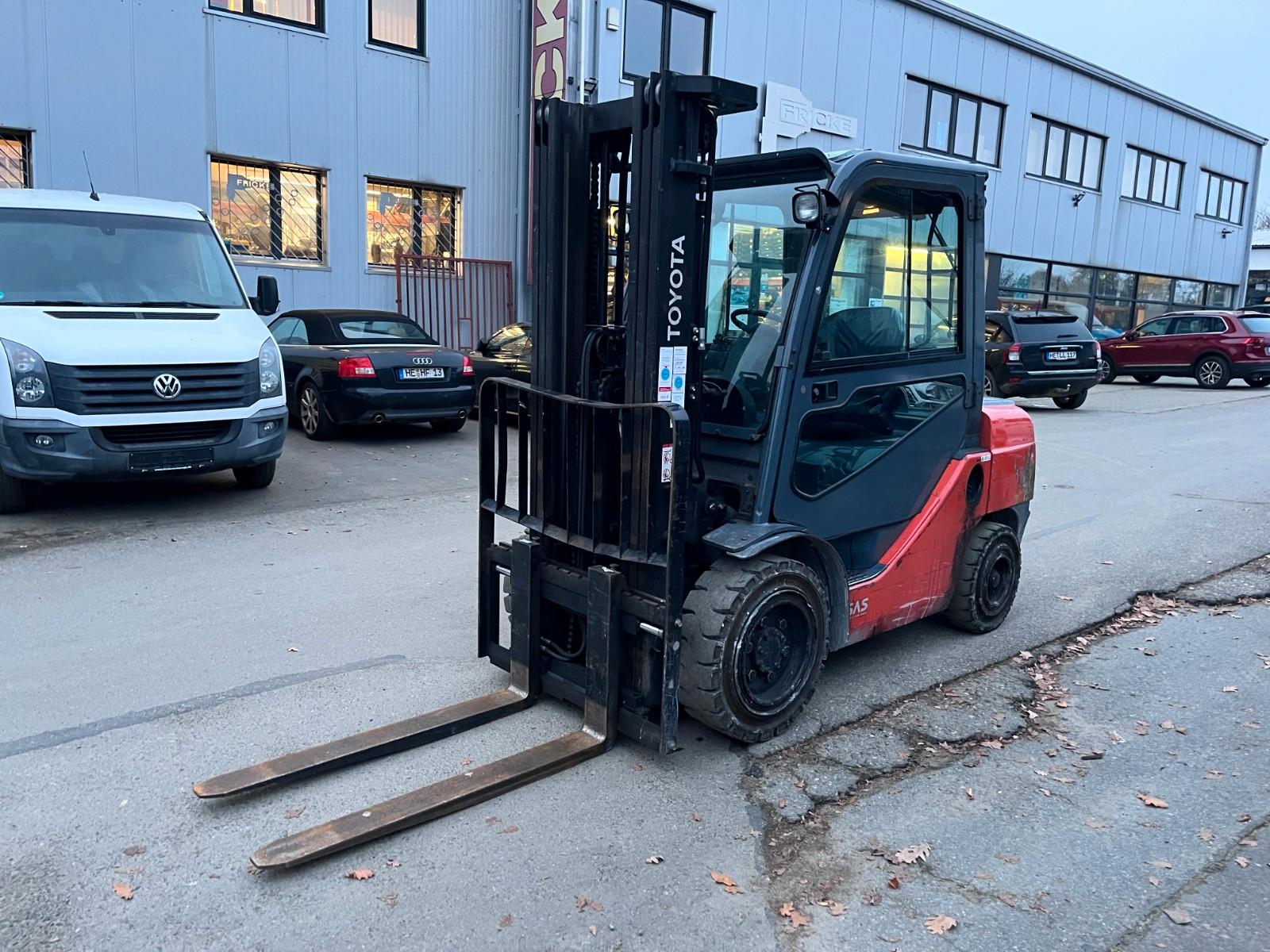 Toyota Dieselstapler 02-8FDF30 Seitenhub 4700mm DPF