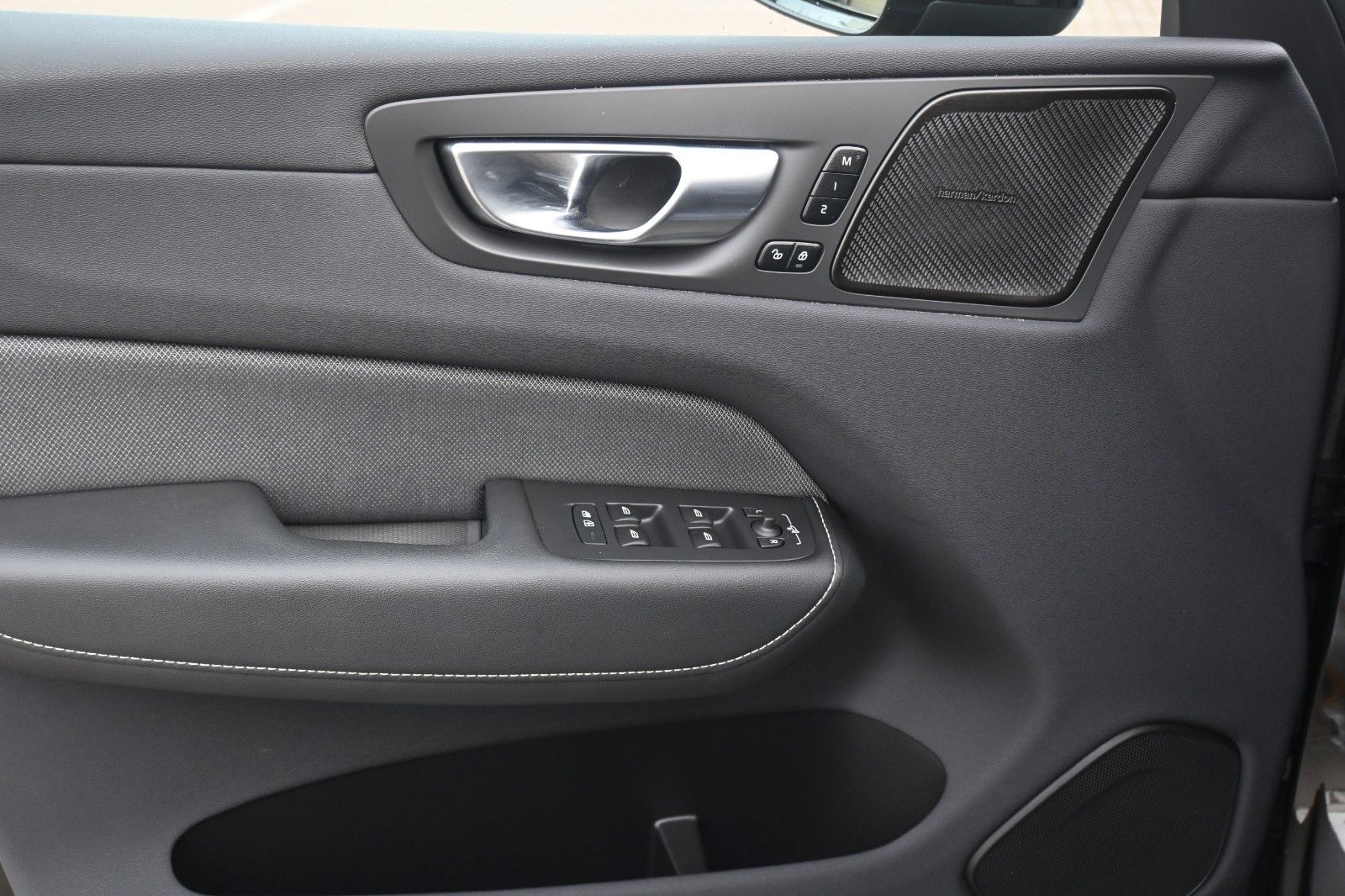 Fahrzeugabbildung Volvo XC60 B4B Plus Dark*LED*STHZ*H&K*PANO