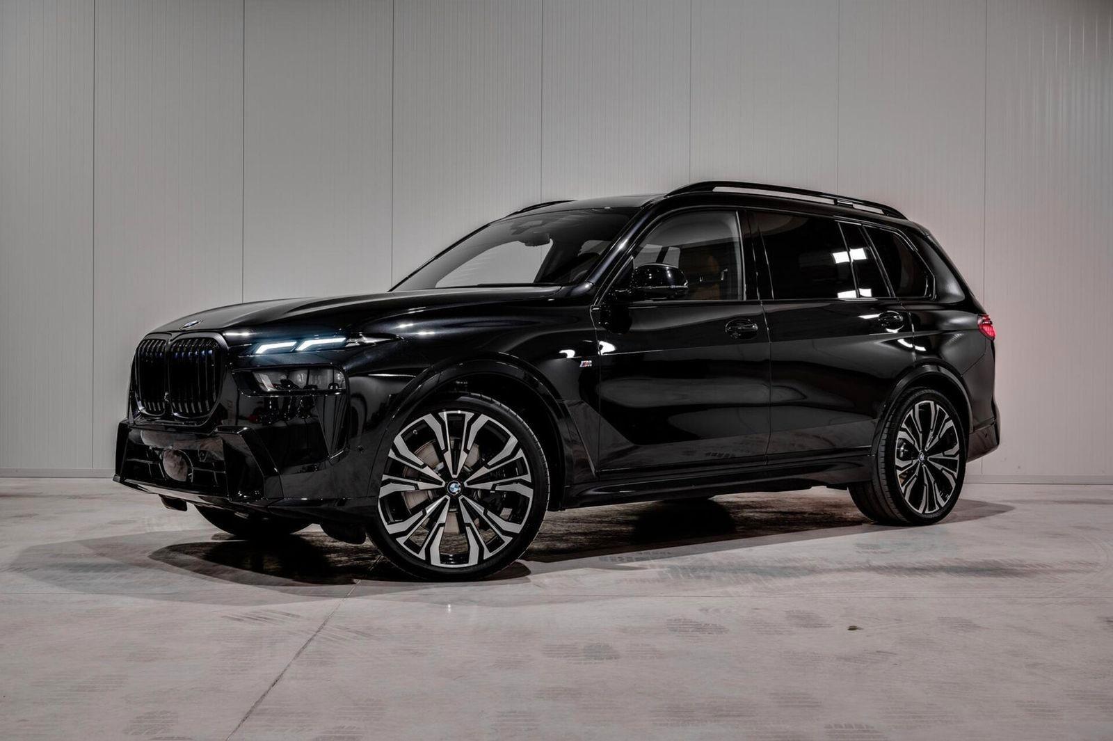 BMW X7 M60ixDrive|Prod2025|B&W|23"|SkyLounge