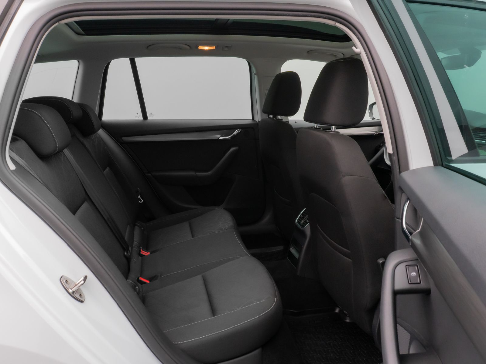 Fahrzeugabbildung SKODA Octavia Combi Clever 4x4 Aut. Panorama AHK 8Fach