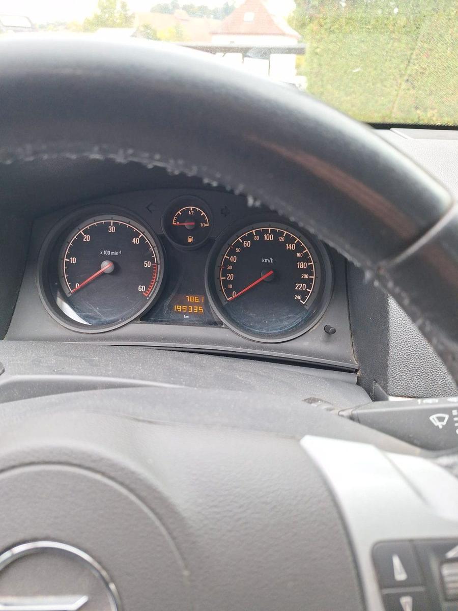 Opel Astra 2010 — photo 6