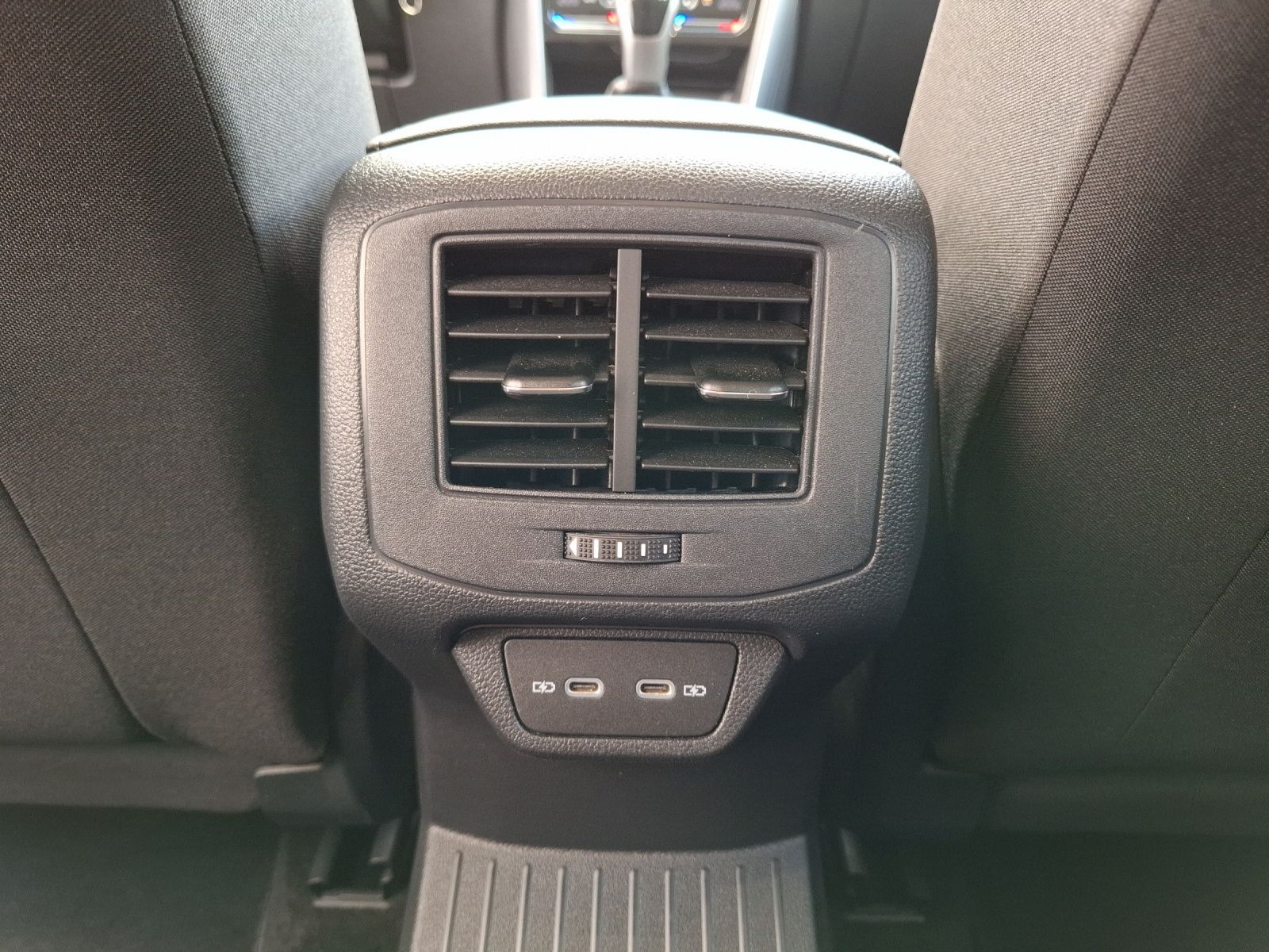 Fahrzeugabbildung Volkswagen T-Roc TSI Style LED Navi AID ACC Park-Assist SH