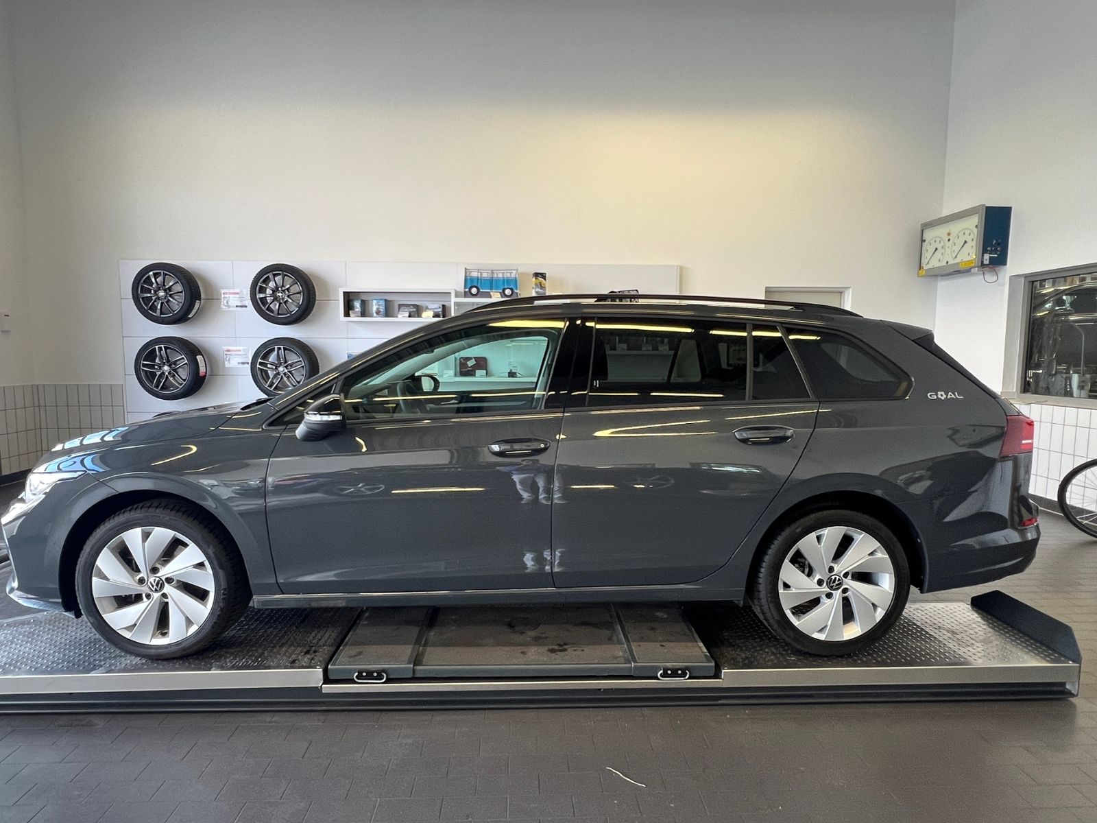 Fahrzeugabbildung Volkswagen Golf VIII Variant GOAL 2.0 TDI DSG *AHK, LED, 17