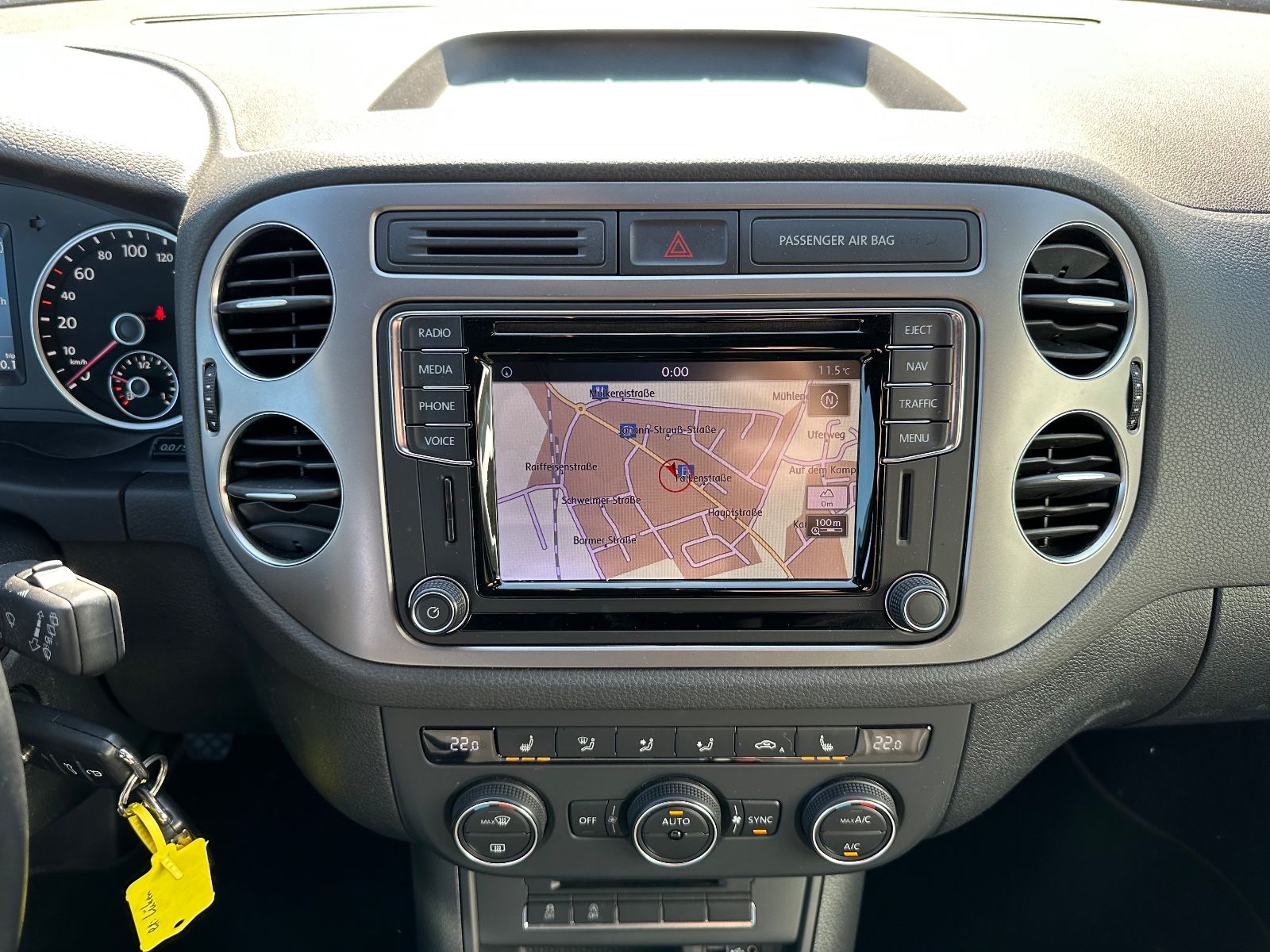 Fahrzeugabbildung Volkswagen Tiguan 1.4 TSI R-Line AHK/Navi/GRA/SHZG