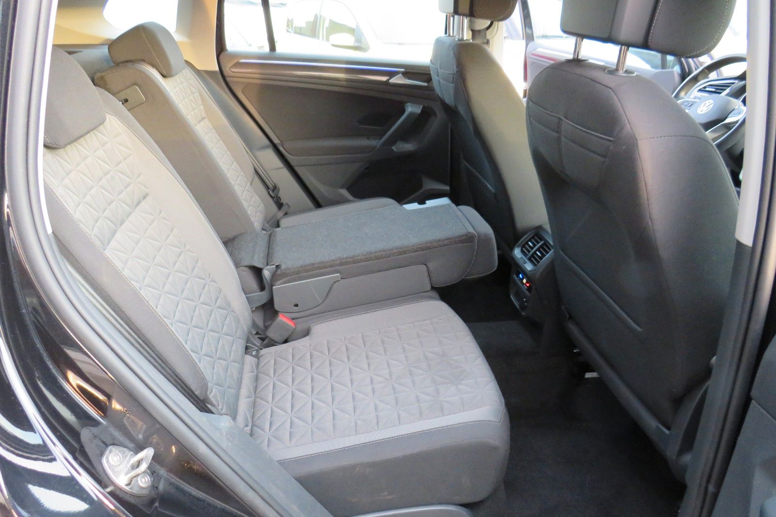 Fahrzeugabbildung Volkswagen Tiguan Life TDI DSG AHK NAVI KAMERA LED ACC GJ