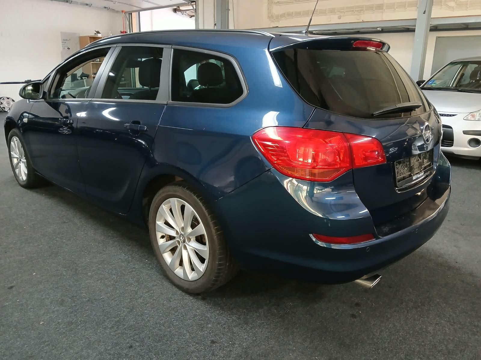Opel Astra 2012 — салон