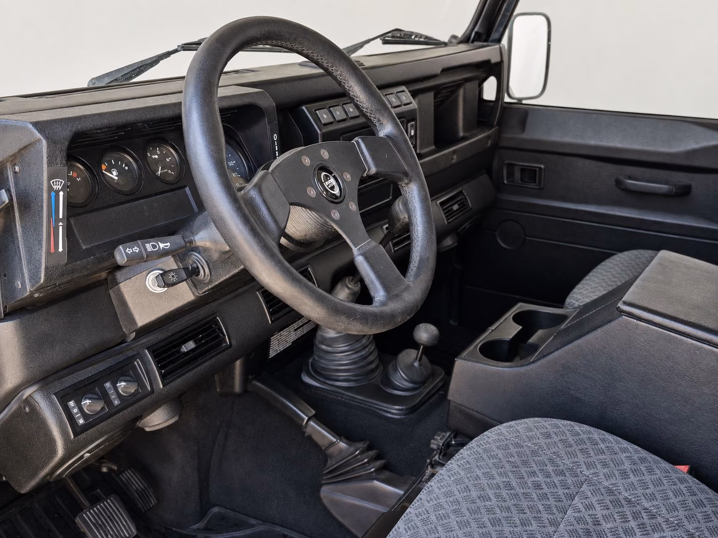 LAND ROVER DEFENDER 90 TD5 122CV - STATION WAGON - BVM - ATTELAGE FIXE