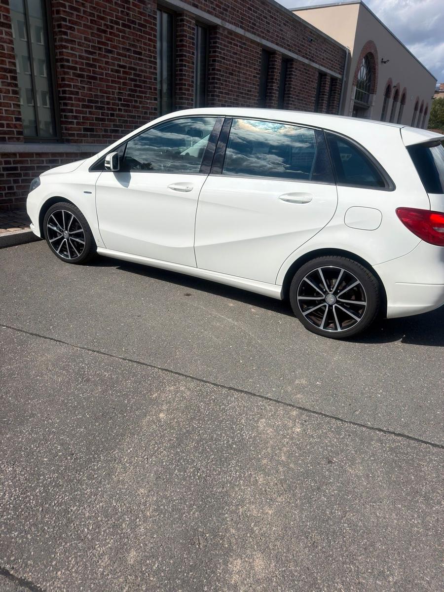Mercedes-Benz B 180