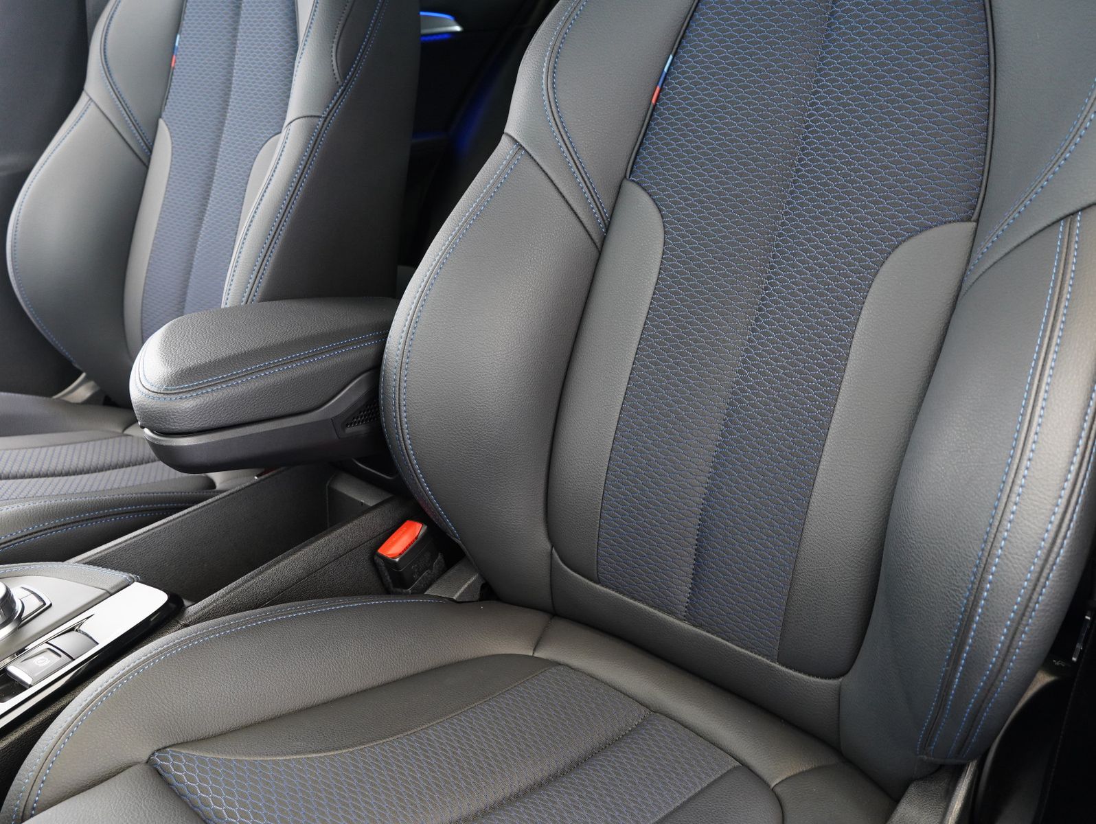 Fahrzeugabbildung BMW X2 sDrive 20 i M Sport LED/HEADUP/KEYLESS/KAMERA