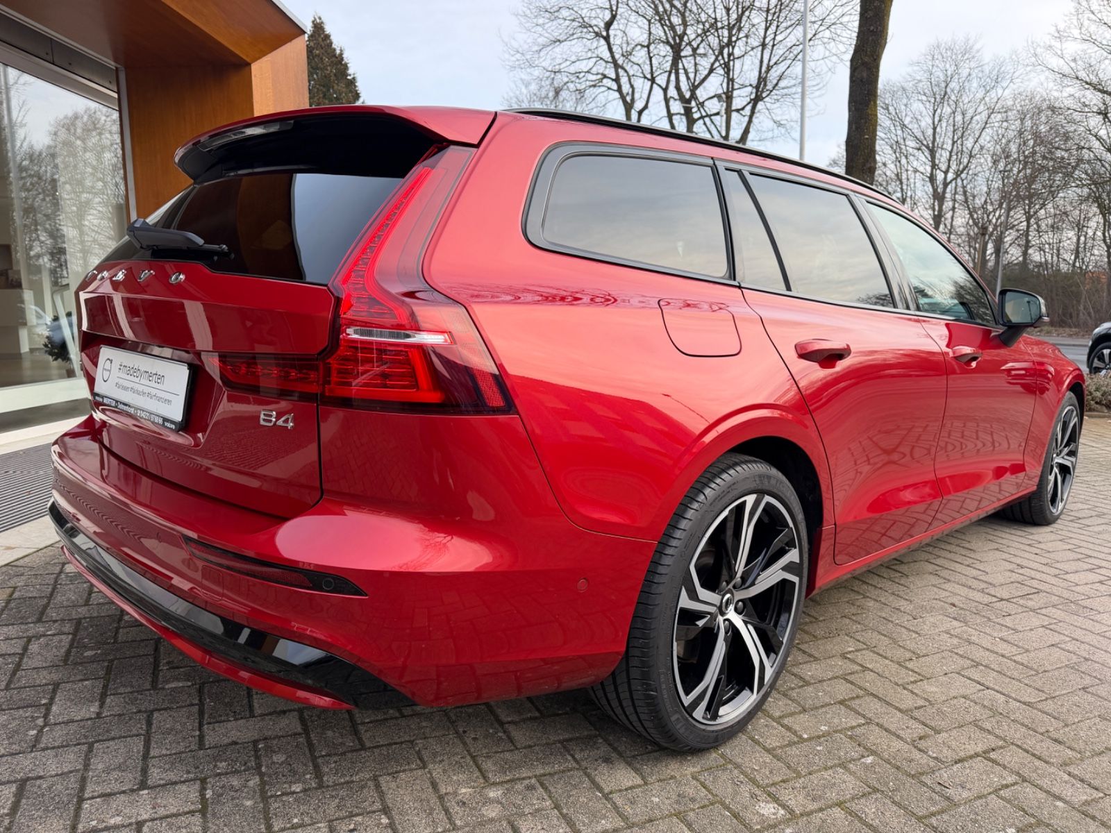 Volvo V60 B4 FWD Plus Dark #volvo #madebymerten foto 3