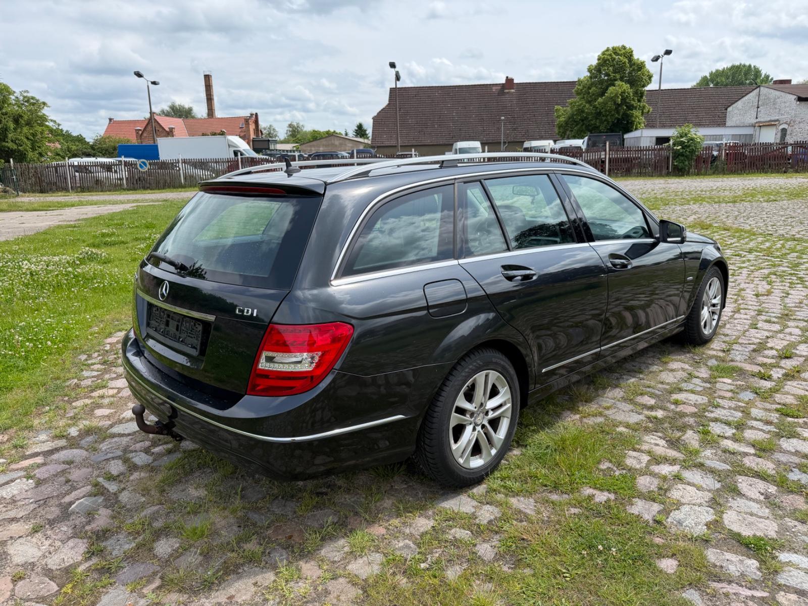 Mercedes-Benz C180 2011 — photo 14