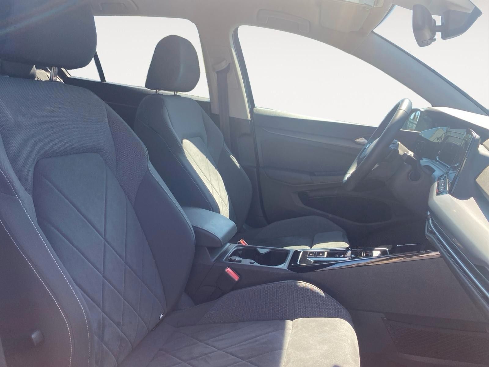 Fahrzeugabbildung Volkswagen Golf 1.5 eTSI DSG Style ACC Winterpaket inkl. WR